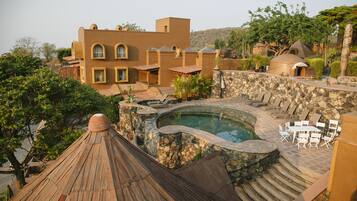 2 outdoor pools