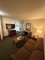 Executive Suite, 1 Queen Bed with Sofa bed / Not Pet friendly | 起居区 | 65-英寸智能电视 （配备有线频道）、DVD 播放器