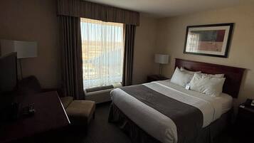 Executive Suite, 1 Queen Bed with Sofa bed / Not Pet friendly | Bàn ủi/dụng cụ ủi quần áo, truy cập Internet không dây miễn phí