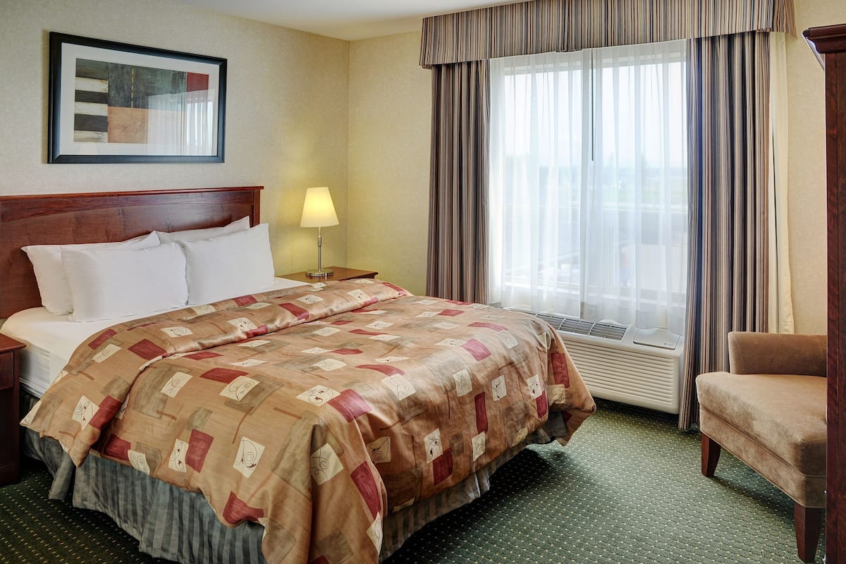 Desk, iron/ironing board, rollaway beds, free WiFi