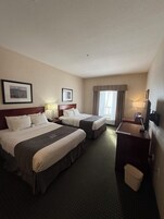 Quarto luxo, 2 camas Queen | Escrivaninha, ferros/tábuas de passar roupa