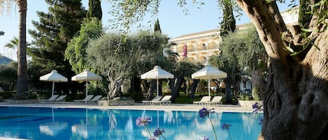 Piscine extérieure, parasols de plage, chaises longues