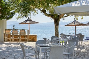 2 εστιατόρια που σερβίρουν πρωινό, μεσημεριανό με διεθνής κουζίνα