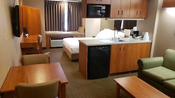 Suite Deluxe, 1 cama de matrimonio con sofá cama | Caja fuerte, escritorio, tabla de planchar con plancha y cunas gratuitas