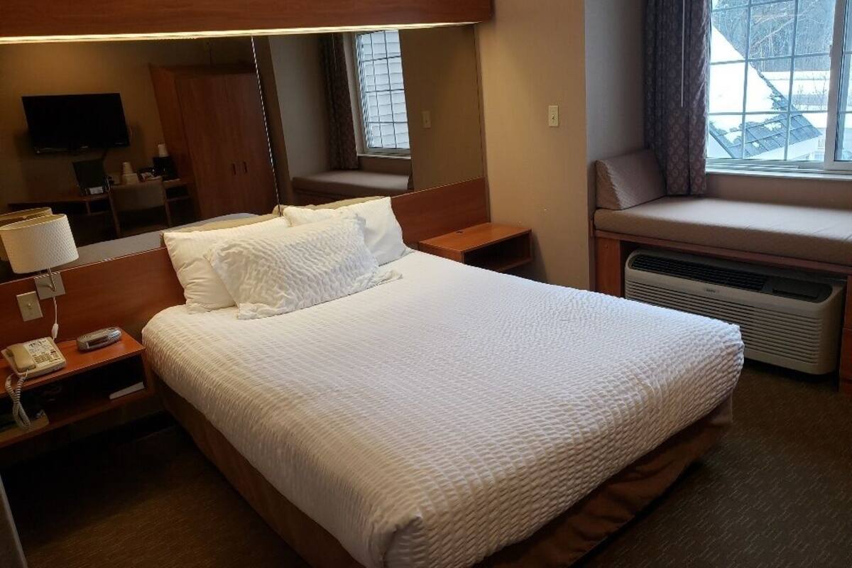 standard room, 1 queen bed | in-room safe, desk, iron/ironing board, free cots/infant beds