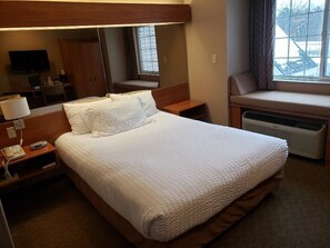 Rom – standard, 1 queensize-seng | Safe på rommet, skrivebord, strykejern/-brett og barnesenger (inkludert)