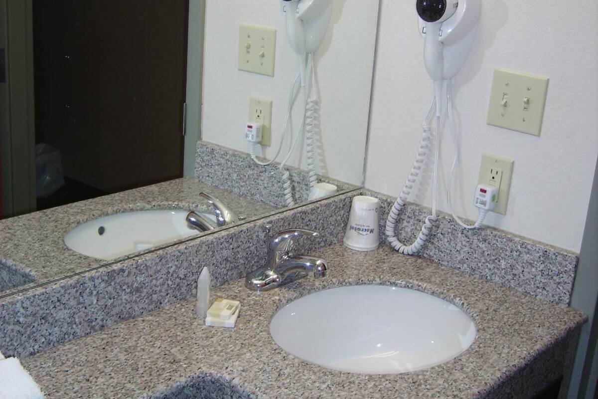 combined shower/bathtub, free toiletries, hair dryer, towels