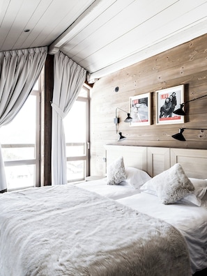 Quadruple Room | Minibar, in-room safe, desk, free WiFi