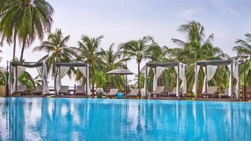 2 kolam renang terbuka, payung kolam, kerusi lepak pantai