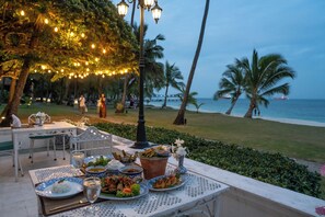 10 restaurantes; se sirve desayuno, almuerzo y cena