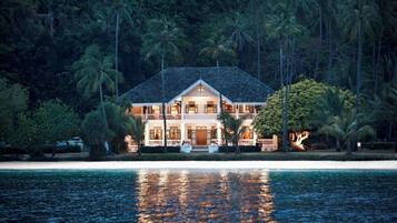 10 restaurants, breakfast, lunch, dinner served; international cuisine
