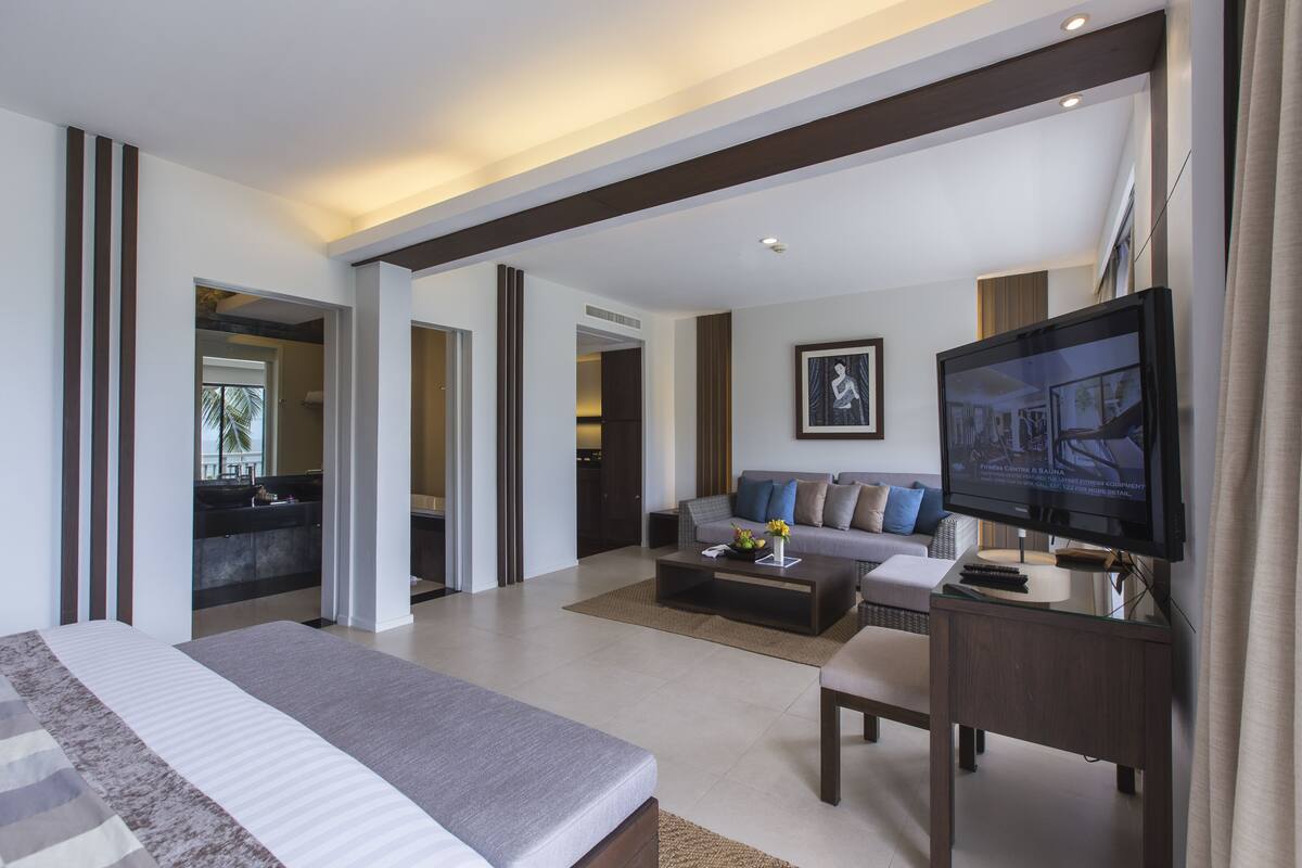 Family Suite | Living area | 32-inch LCD TV with cable channels, TV, DVD player
