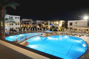 Piscina coperta, piscina stagionale all'aperto, ombrelloni da piscina