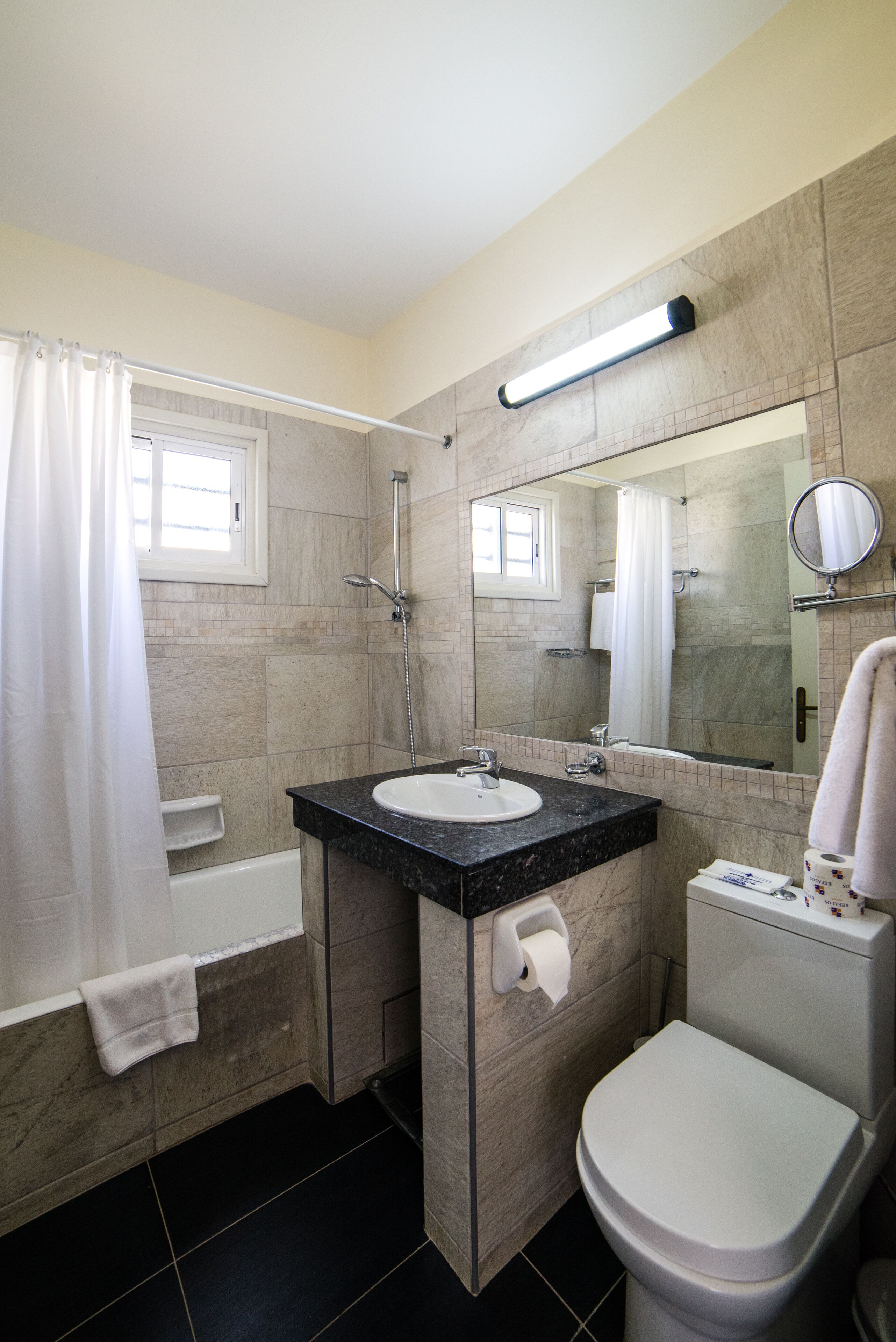 superior studio, sea view | bathroom | combined shower/bathtub, hair dryer, towels