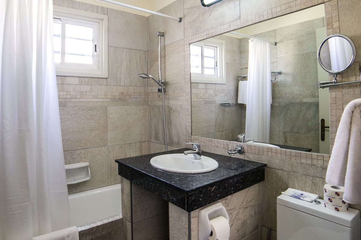 superior studio, sea view | bathroom | combined shower/bathtub, hair dryer, towels