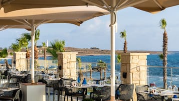 2 restaurants, breakfast served