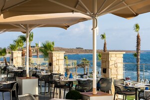 2 restaurantes, se sirve desayuno