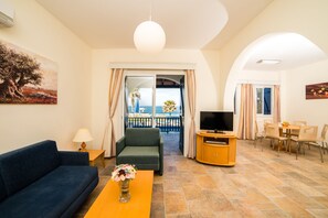 Biệt thự Superior, quang cảnh biển | Khu phòng khách | TV 32-inch có truyền hình vệ tinh 