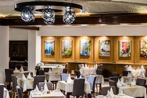 2 間餐廳；供應早餐、午餐、晚餐和早午餐
