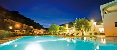 Una piscina al aire libre, una piscina en la azotea, sombrillas