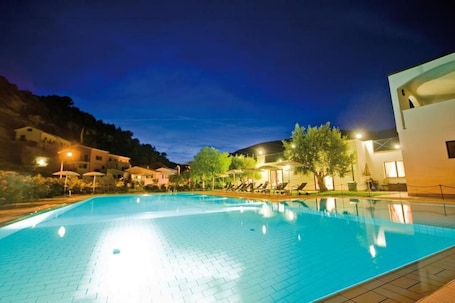 Una piscina al aire libre, una piscina en la azotea, sombrillas