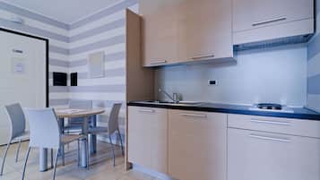 Apartamento, 1 quarto | Frigobar, cofres nos quartos, escrivaninha, cortinas blackout