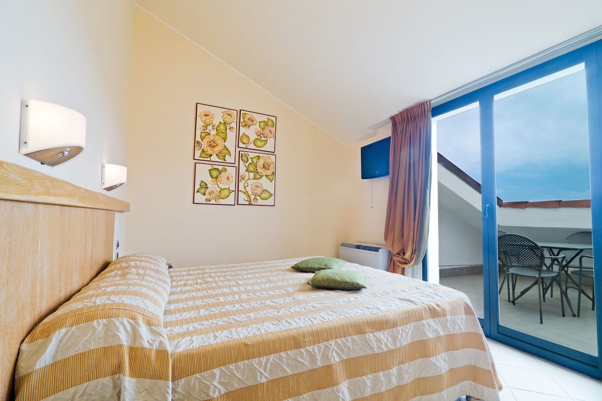 Junior Suite | Minibar, in-room safe, desk, blackout drapes