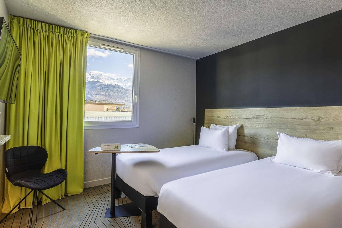 Room, 2 Twin Beds | 1 bedroom, premium bedding, pillowtop beds, laptop workspace