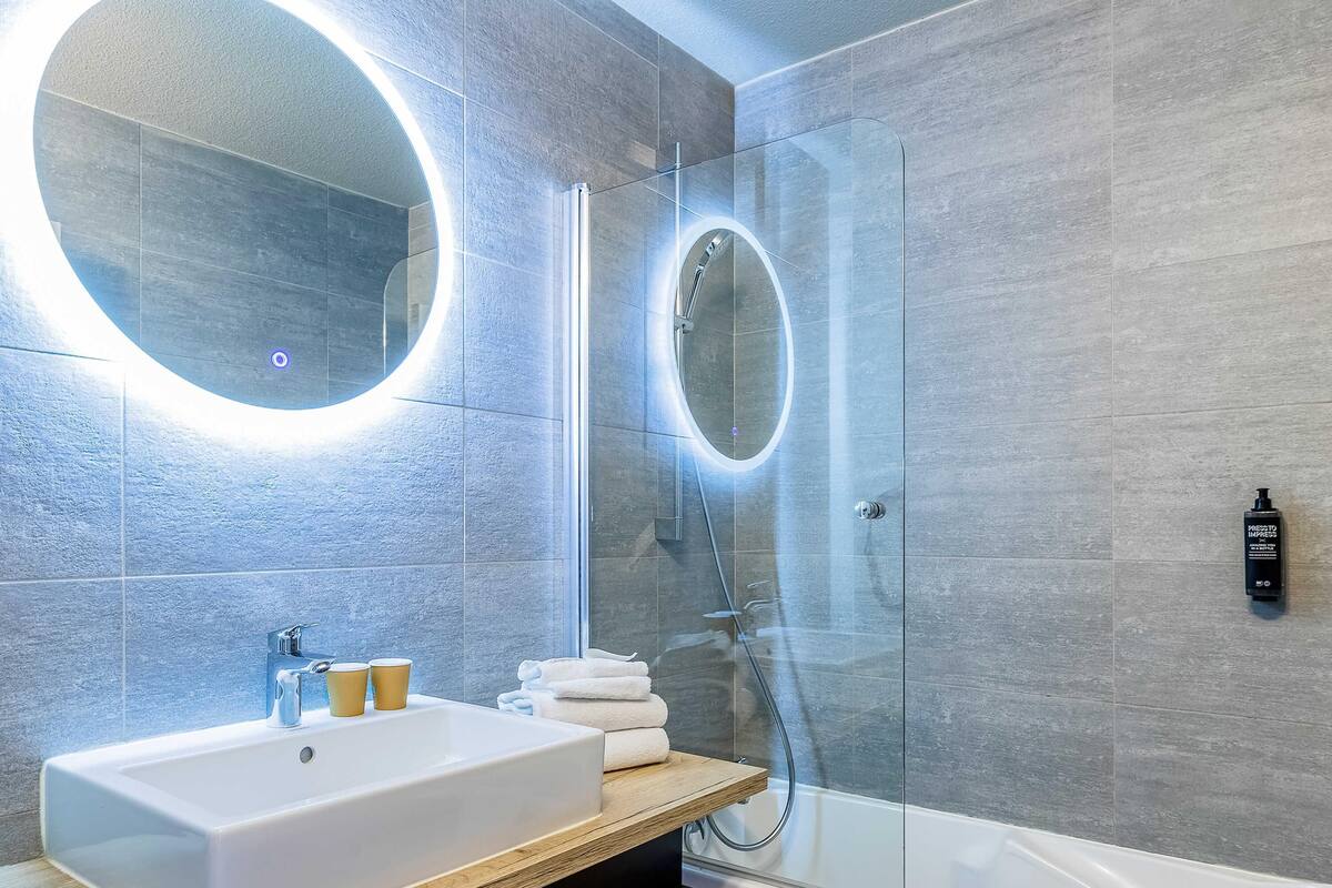 1 bedroom, premium bedding, pillow-top beds, laptop workspace