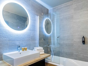 1 quarto, roupas de cama premium, camas com colchões pillow-top