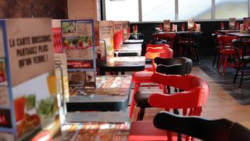 Déjeuner et dîner servis sur place