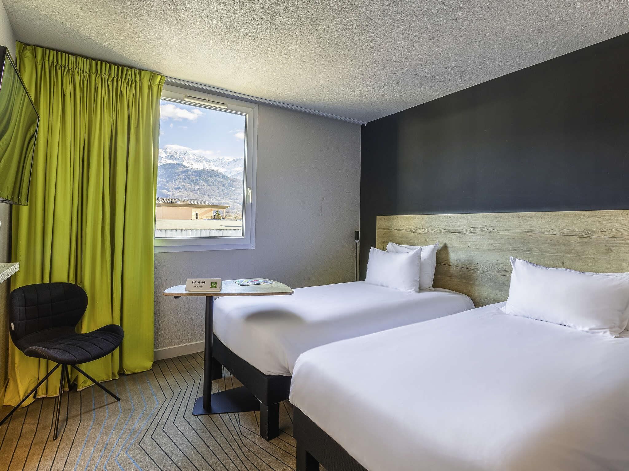 Room, 2 Single Beds | 1 bedroom, premium bedding, pillow-top beds, laptop workspace