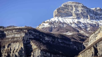 Un paysage montagneux caractérisé par un sommet imposant et des formations rocheuses en strates.