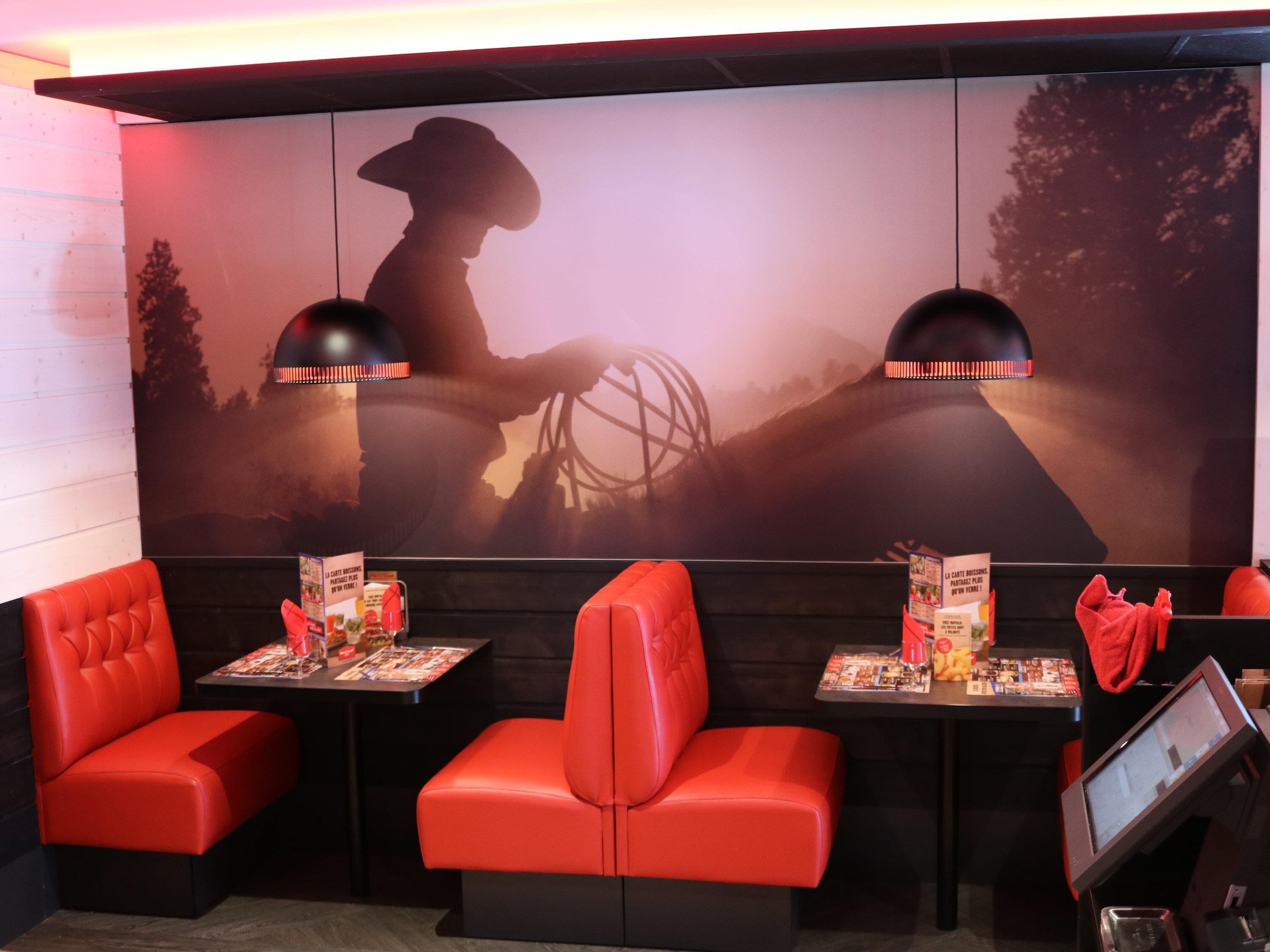 供應午餐和晚餐，美國料理