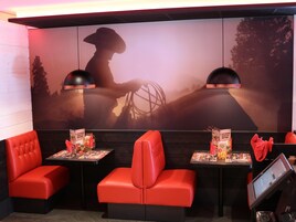 Lunch and dinner served, American cuisine