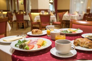 Tägliches Frühstücksbuffet gegen Gebühr
