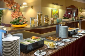 早餐,供應午餐和晚餐