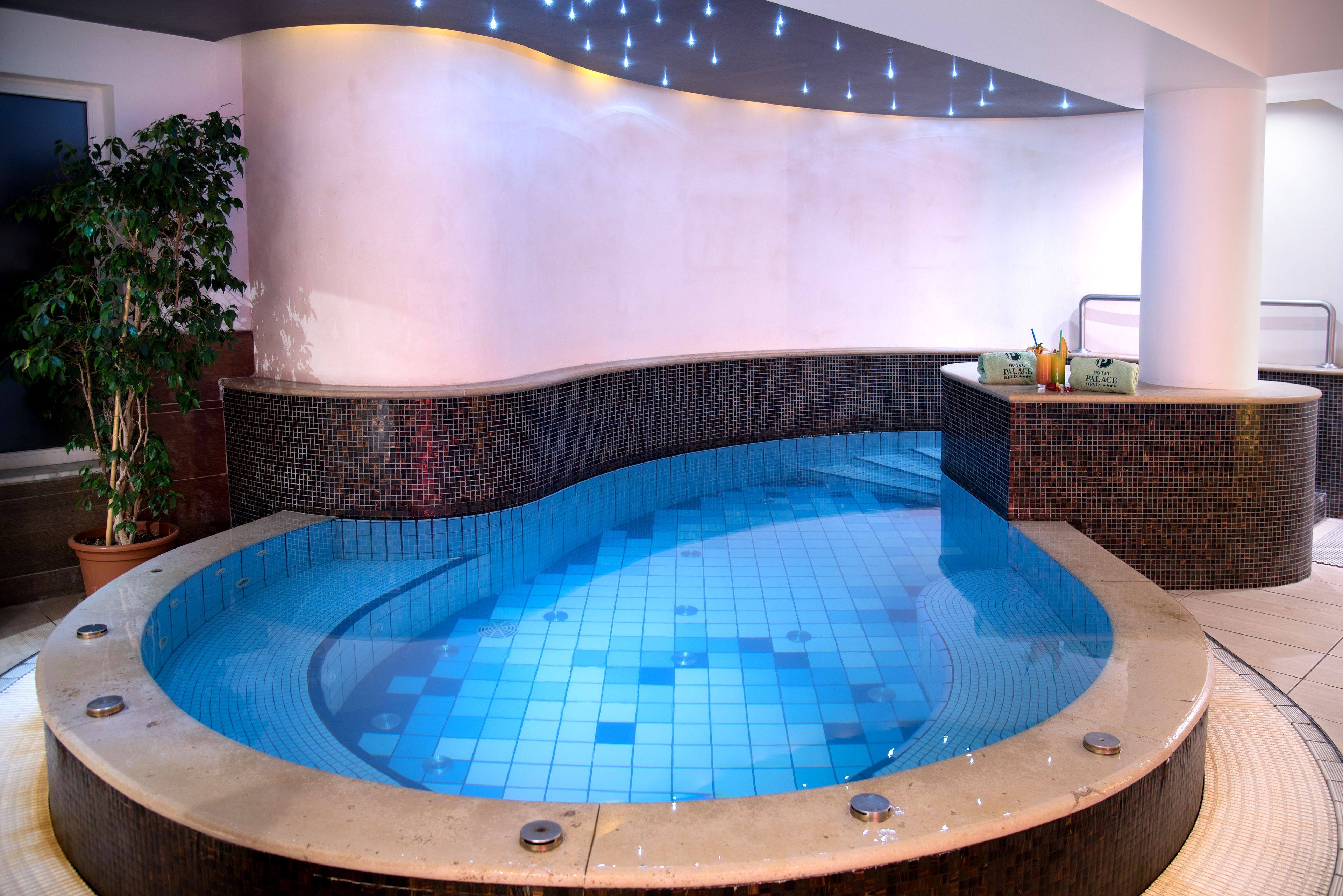 Una piscina techada, sillones reclinables de piscina