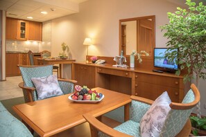 经济双人房 | 客房内保险箱、办公桌、熨斗/熨板、免费 WiFi