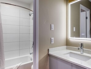 Combined shower/bathtub, free toiletries, hair dryer, towels - Clarion Pointe Quebec Airport (Québec City)