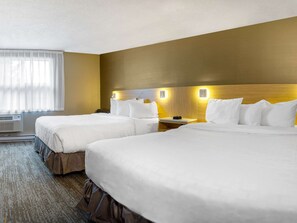 Escritorio, espacio para trabajar con laptop y cortinas blackout 