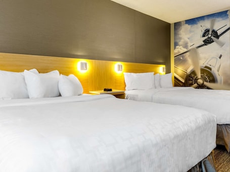 Habitación estándar, 2 camas Queen size, para no fumadores | Escritorio, espacio para trabajar con laptop y cortinas blackout