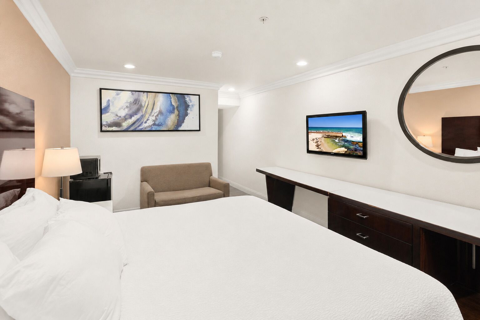 Habitación estándar, 1 cama de matrimonio grande | Escritorio, cortinas opacas, tabla de planchar con plancha y wifi gratis