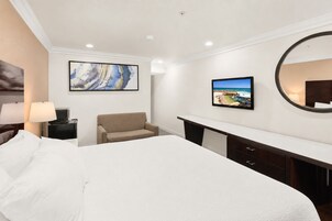 Escritorio, cortinas blackout y tabla de planchar con plancha 