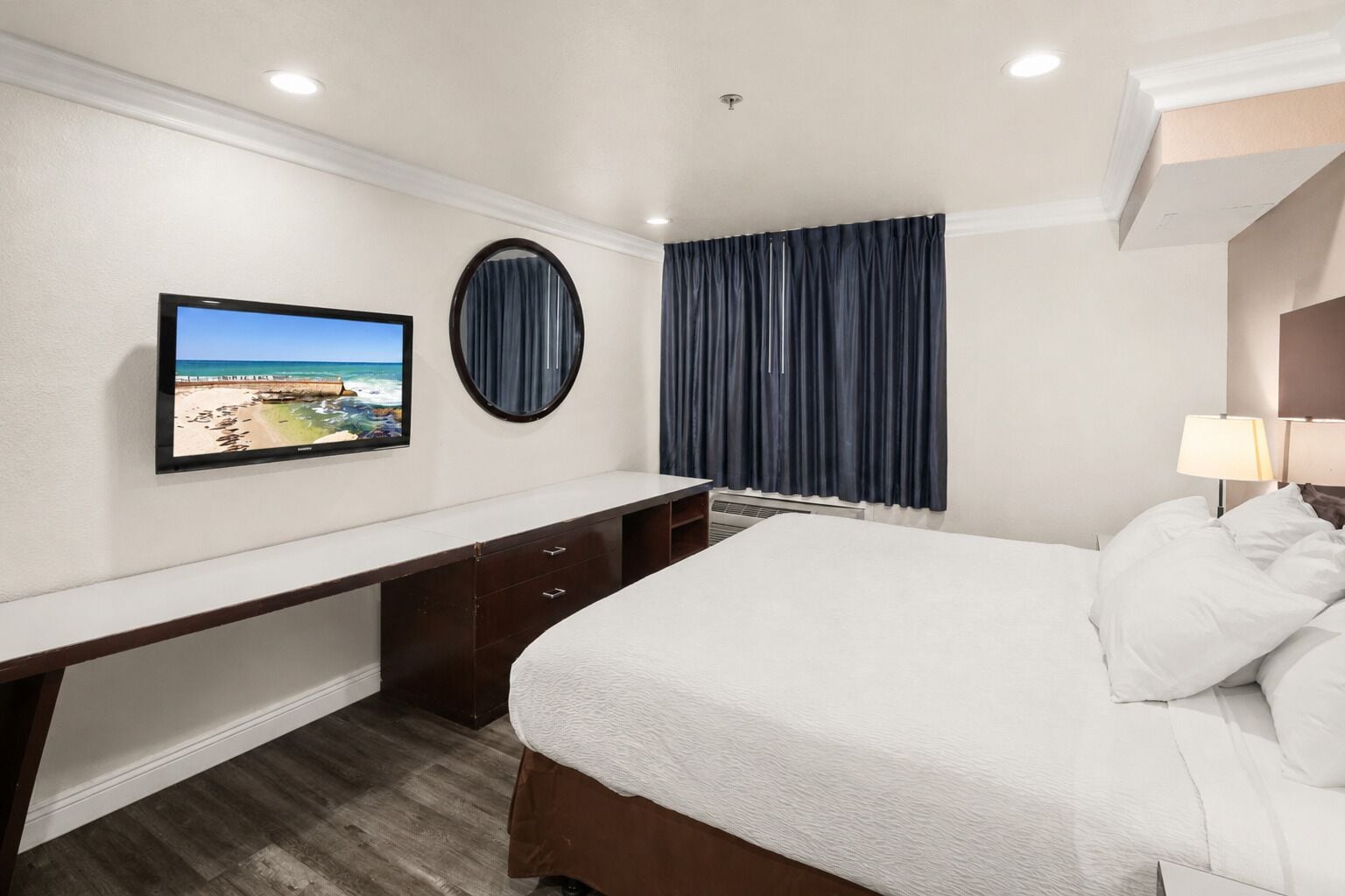 Escritorio, cortinas blackout y tabla de planchar con plancha 