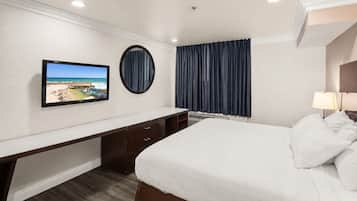 Escritorio, cortinas blackout y tabla de planchar con plancha