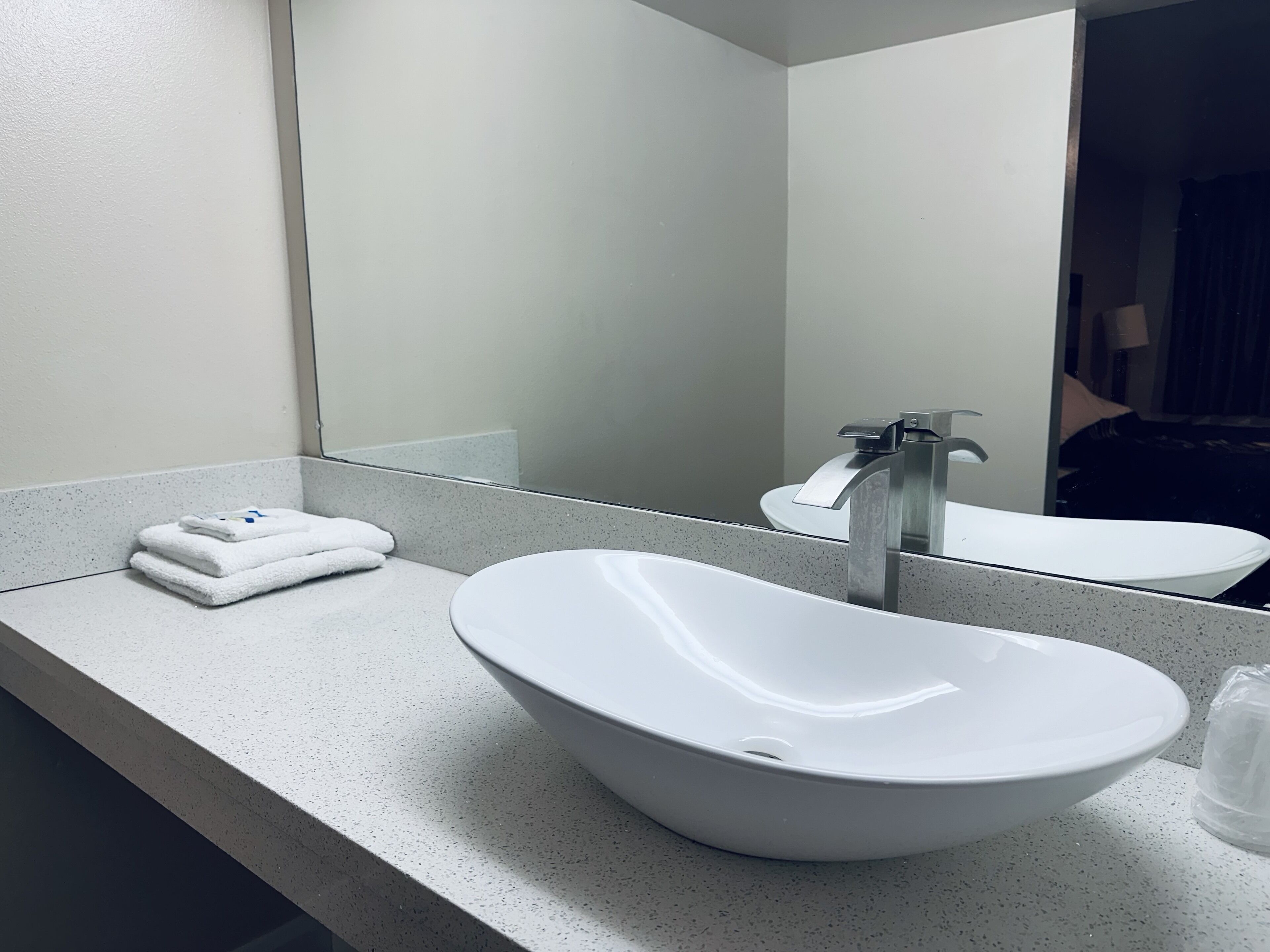 Habitación estándar, 1 cama King size | Escritorio, cortinas blackout y tabla de planchar con plancha 