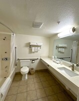 Bañera con ducha, artículos de tocador gratuitos, secador de pelo