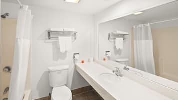 Een bad/douchecombinatie, gratis toiletartikelen, een haardroger