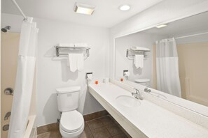 Combined shower/tub, free toiletries, hair dryer, towels - Vista Inn Motel (Vista)